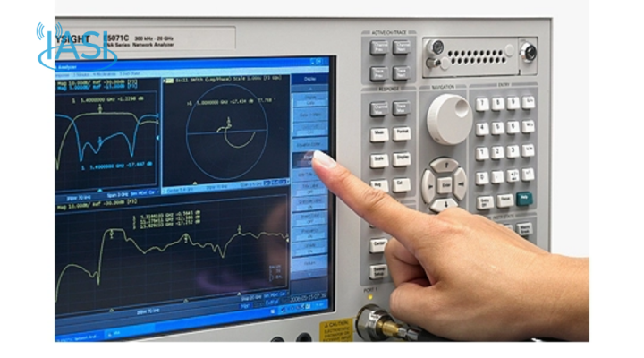 Đội ngũ kỹ sư IASI đang sửa chữa và hiệu chuẩn thiết bị Keysight ENA trong phòng lab đạt chuẩn ISO